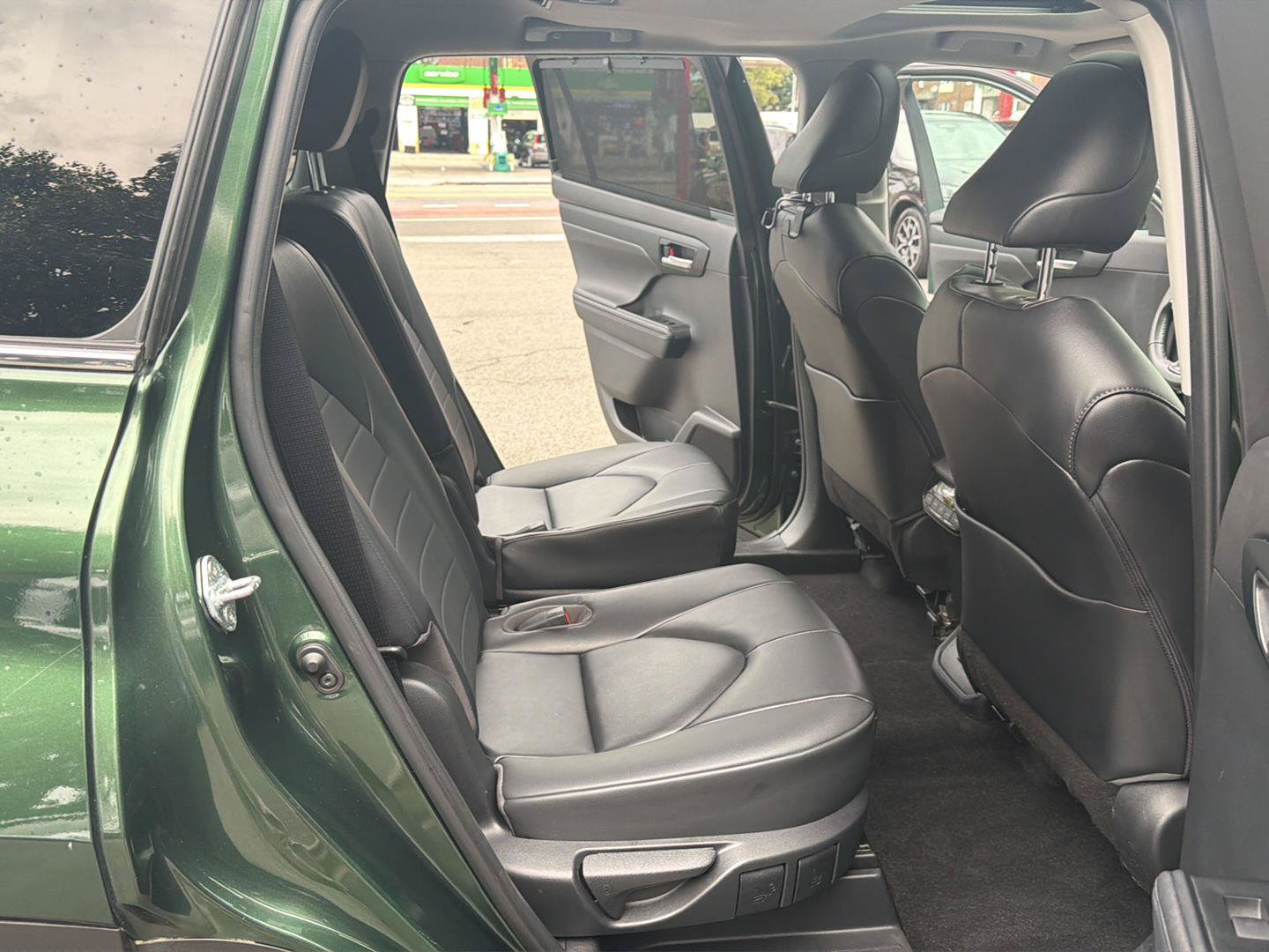 Used 2023 Toyota Highlander XLE AWD/4WD image 36