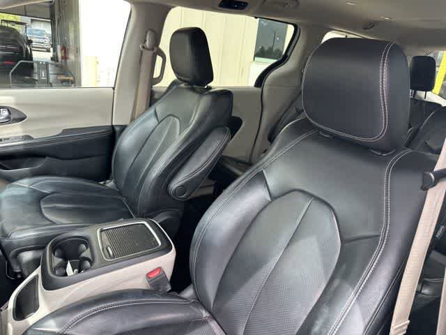 Used 2022 Chrysler Pacifica Touring-L FWD image 3