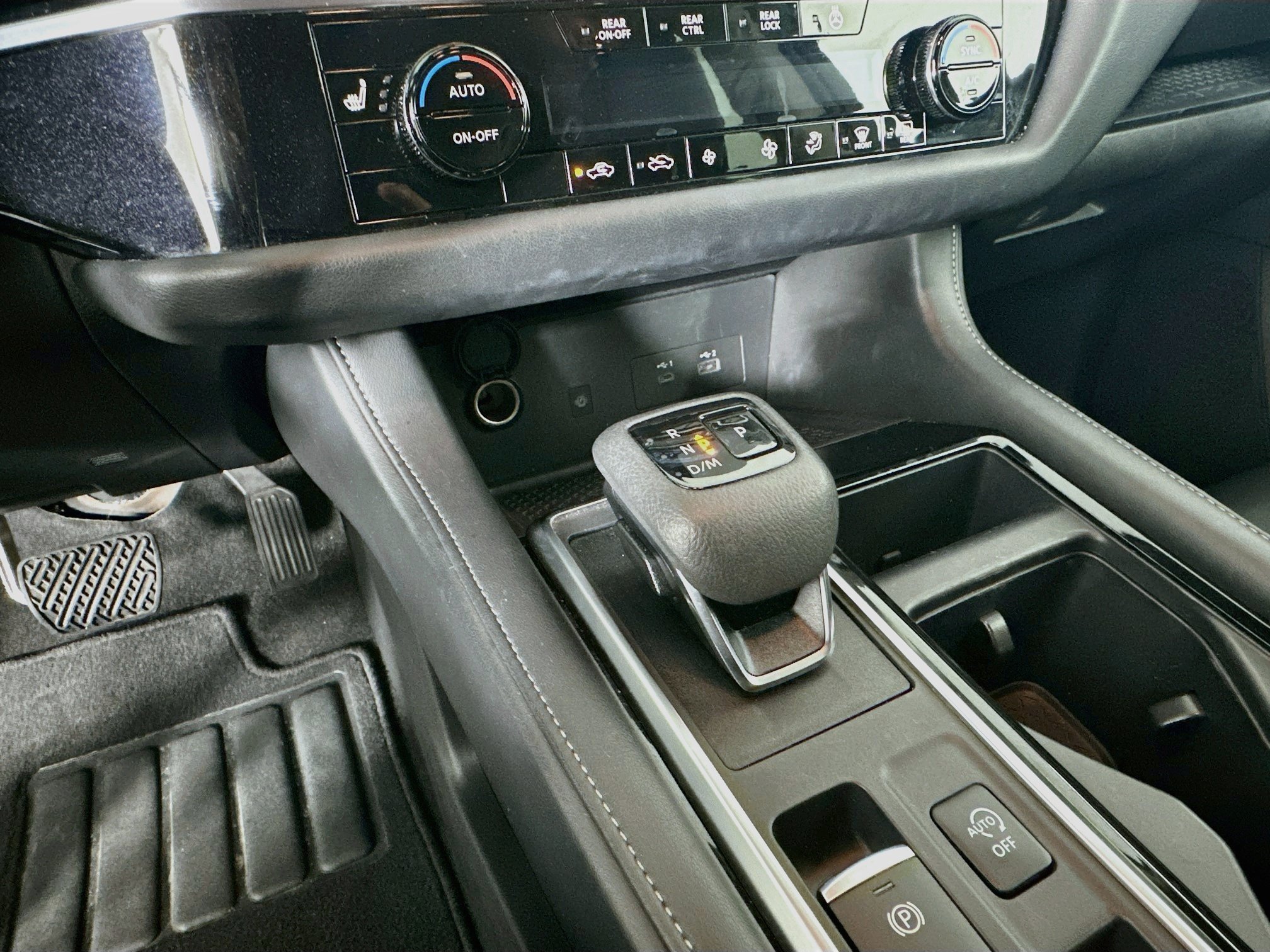 Used 2025 Nissan Pathfinder SL FWD image 24