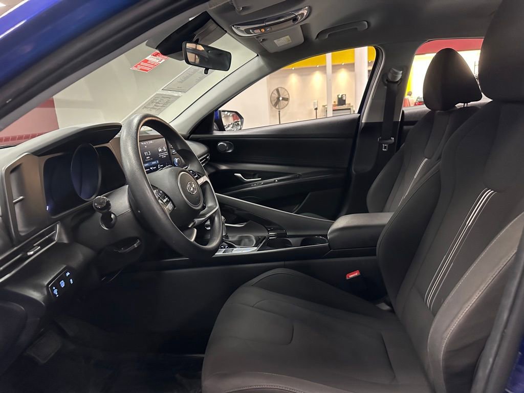 Used 2023 Hyundai Elantra Blue image 15