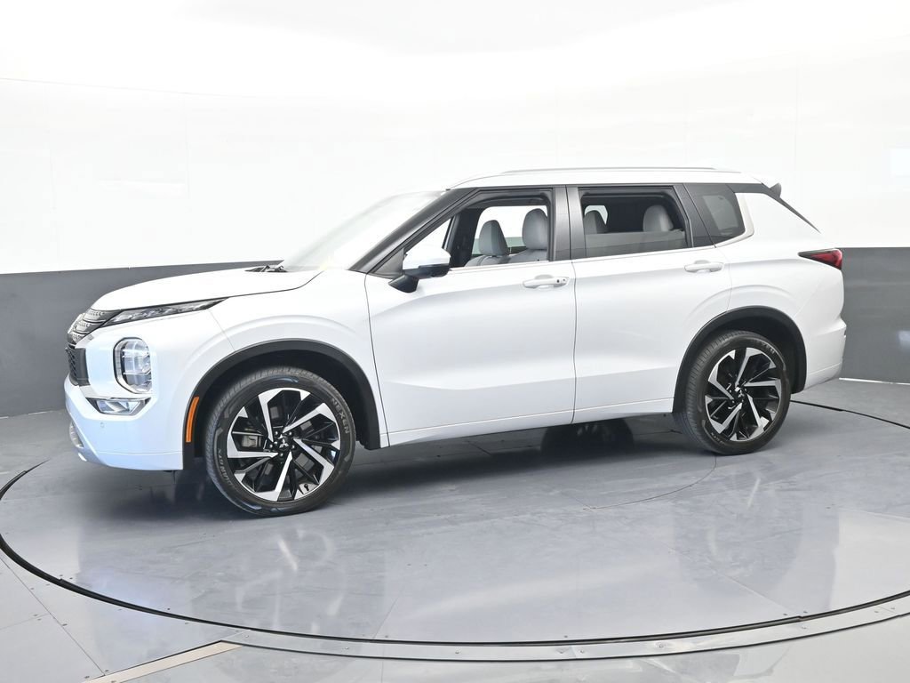 Used 2022 Mitsubishi Outlander SEL image 2