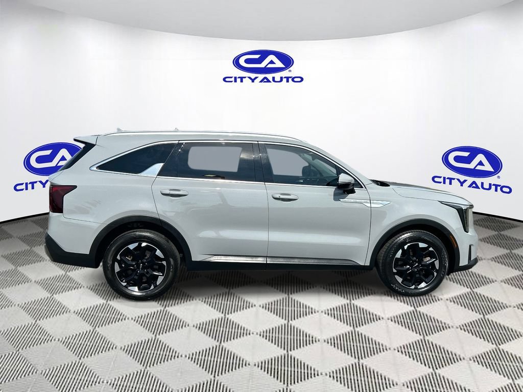 Used 2025 Kia Sorento S FWD image 2