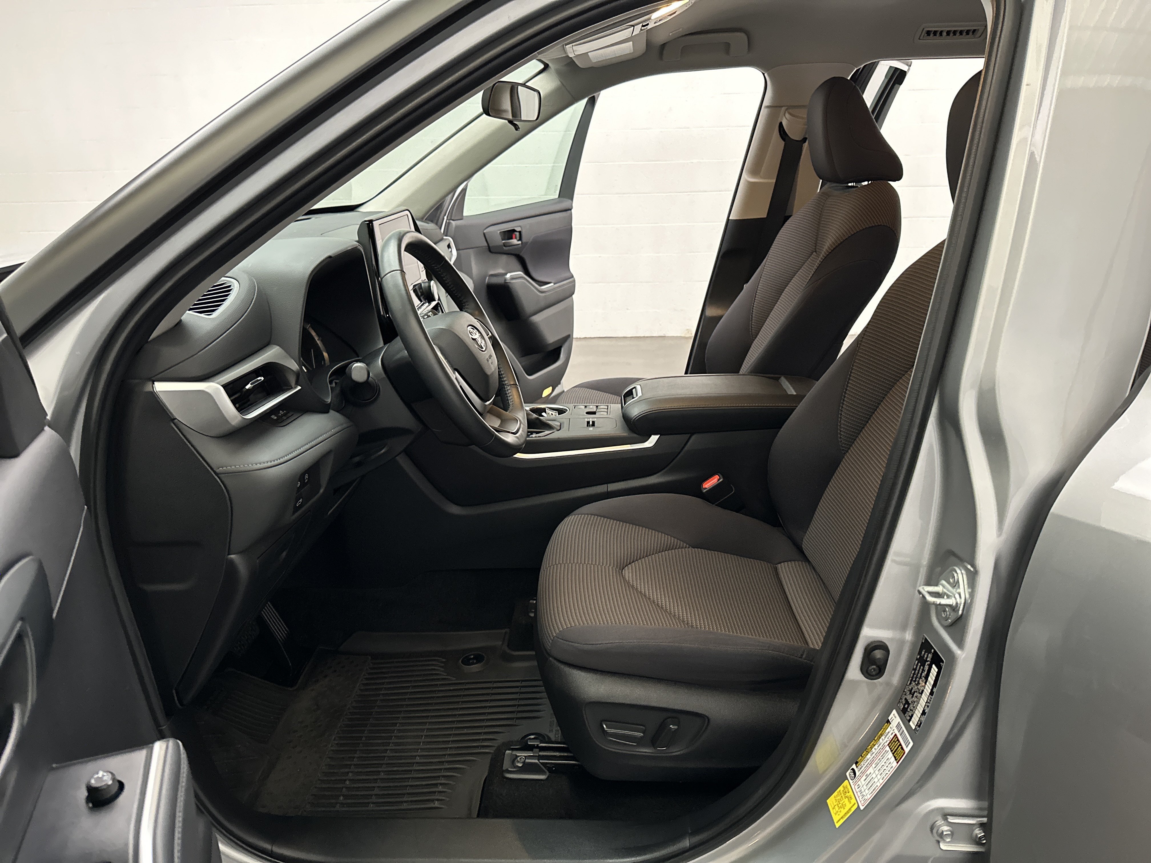 Used 2023 Toyota Highlander LE FWD image 16