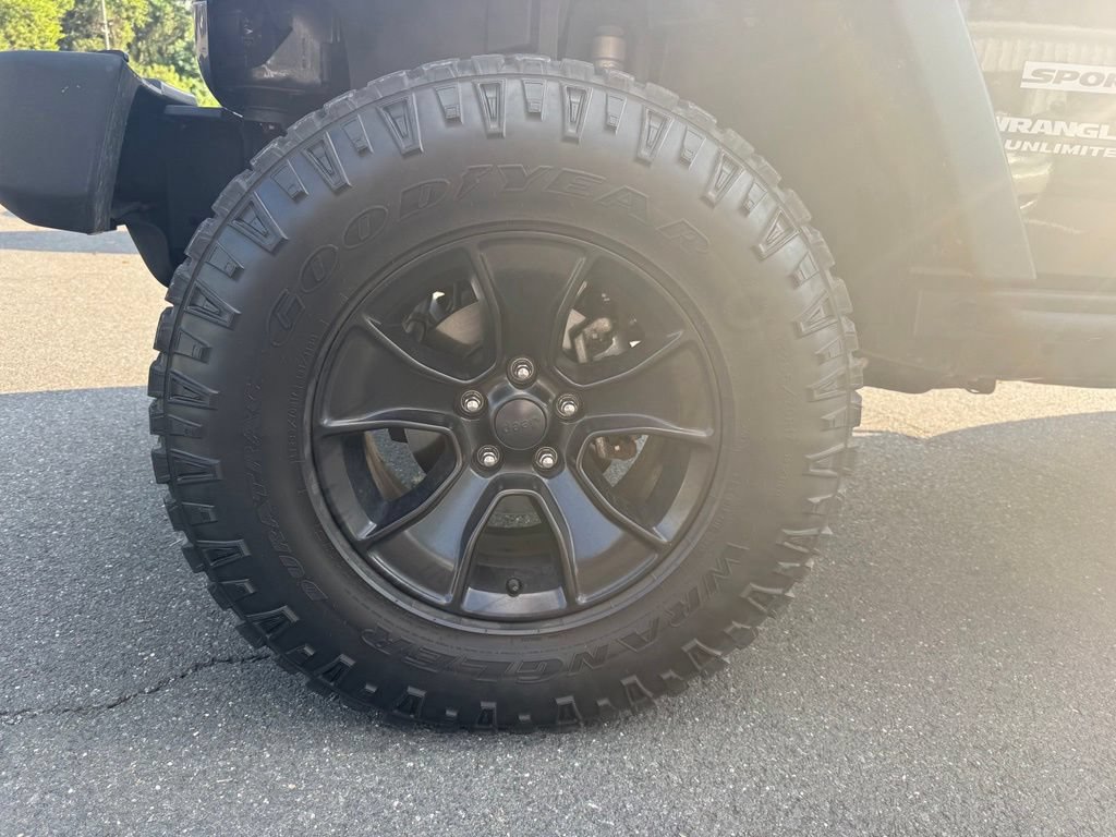 Used 2017 Jeep Wrangler Unlimited Rubicon w/ Connectivity Group AWD/4WD image 23