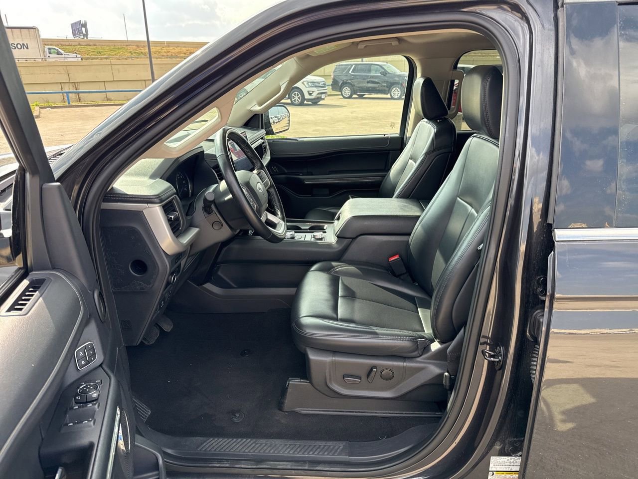 Used 2024 Ford Expedition XLT image 19