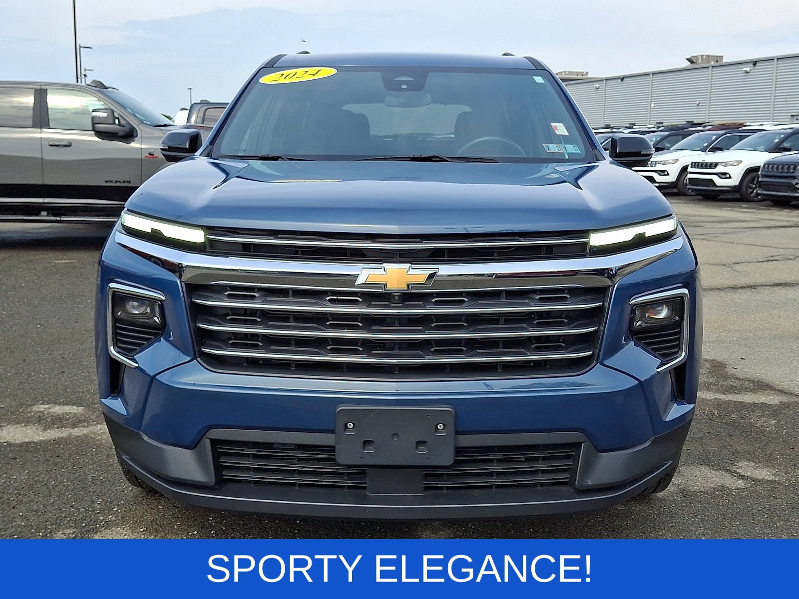 Used 2024 Chevrolet Traverse LT FWD image 2