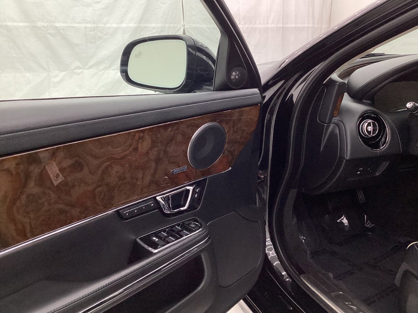 Used 2018 Jaguar XJ R-Sport image 20