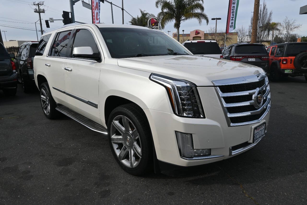 Used 2015 Cadillac Escalade Luxury RWD image 2