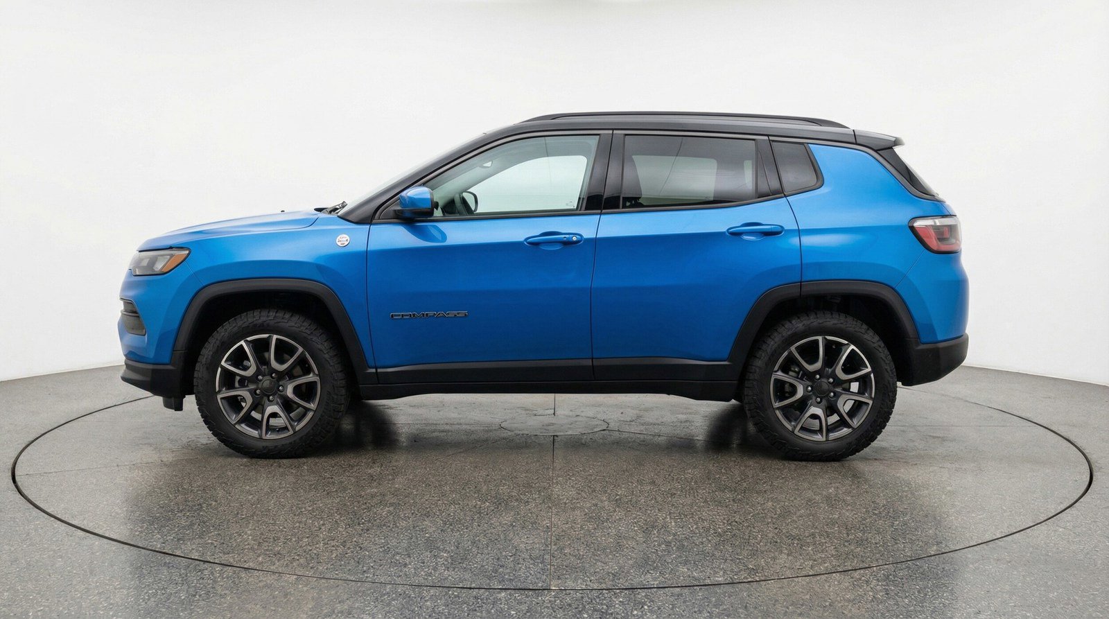Used 2025 Jeep Compass Trailhawk image 4