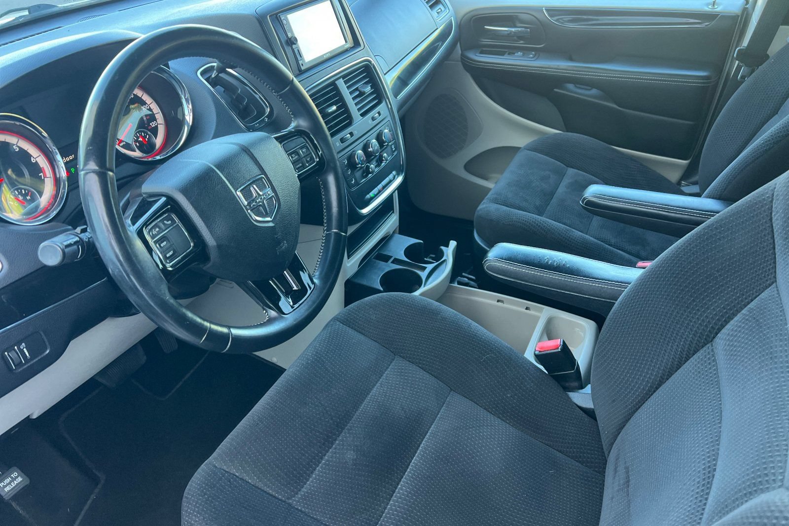 Used 2016 Dodge Grand Caravan SE FWD image 7