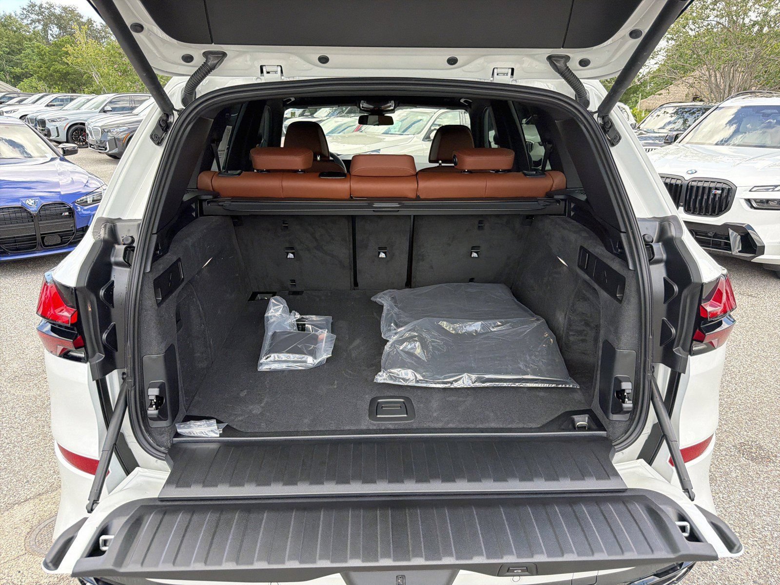 New 2026 BMW X5 xDrive40i w/ M Sport Package AWD/4WD image 12