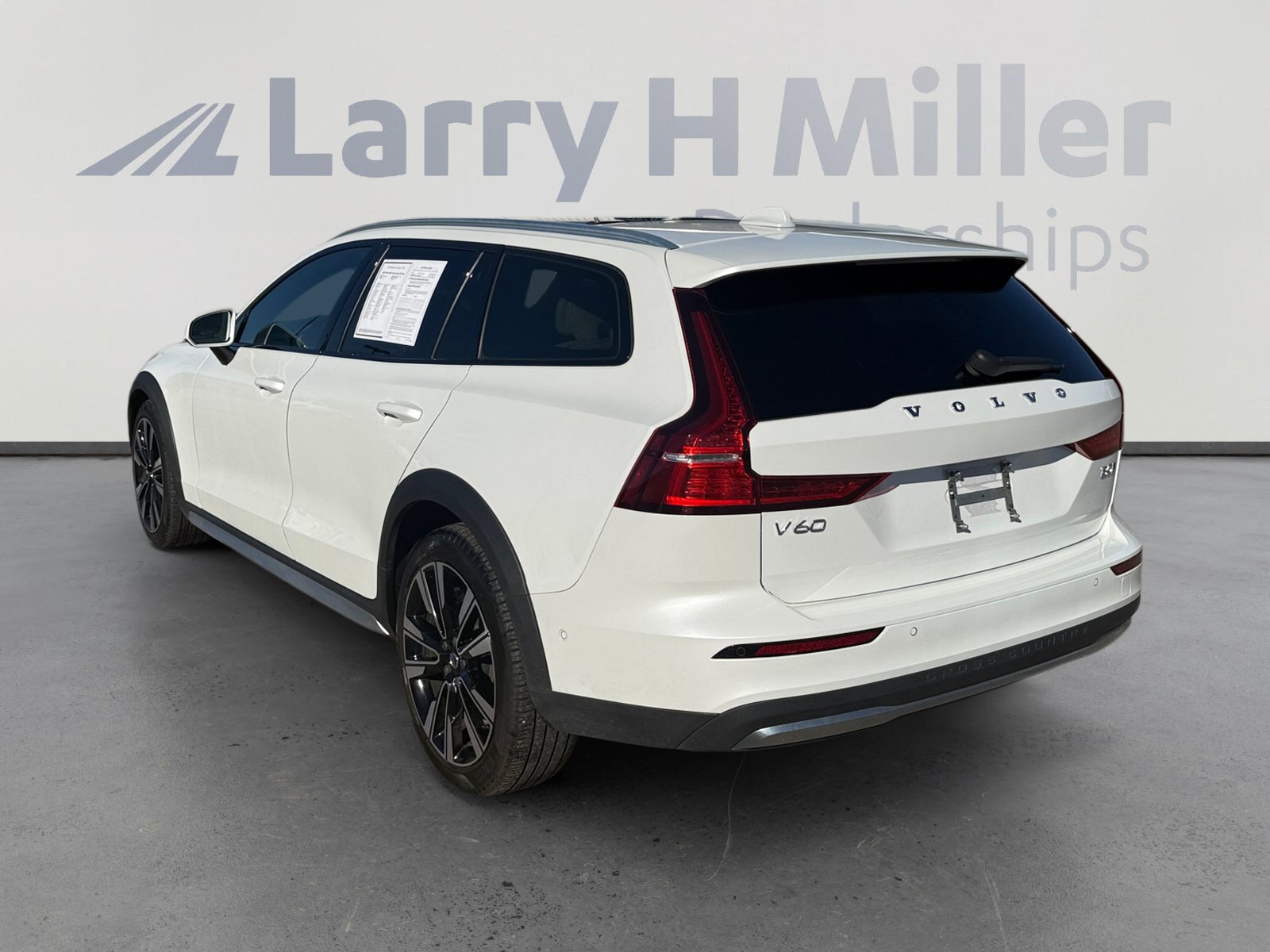 Used 2025 Volvo V60 B5 Cross Country Ultra AWD/4WD image 3