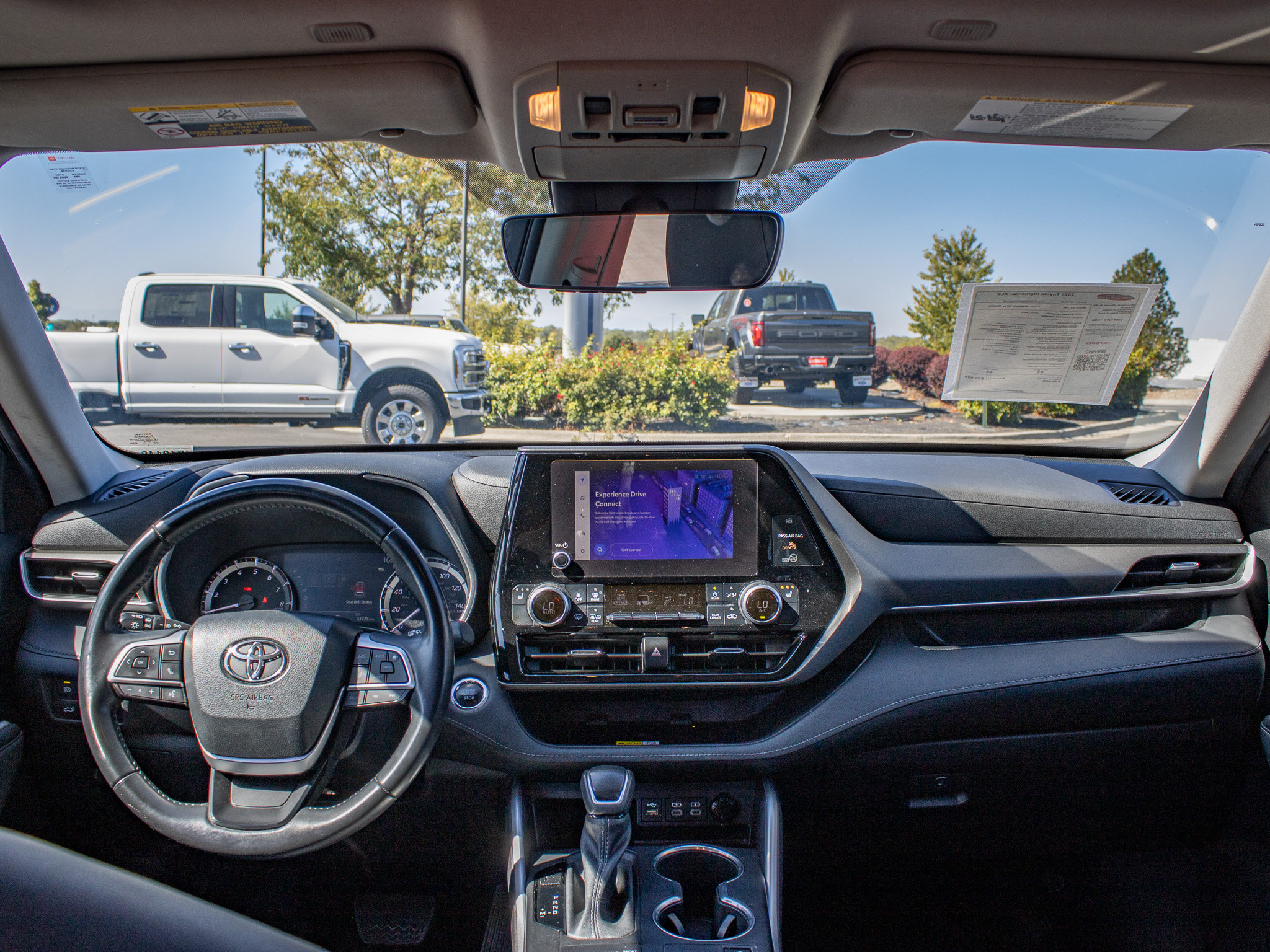 Used 2023 Toyota Highlander XLE AWD/4WD image 19