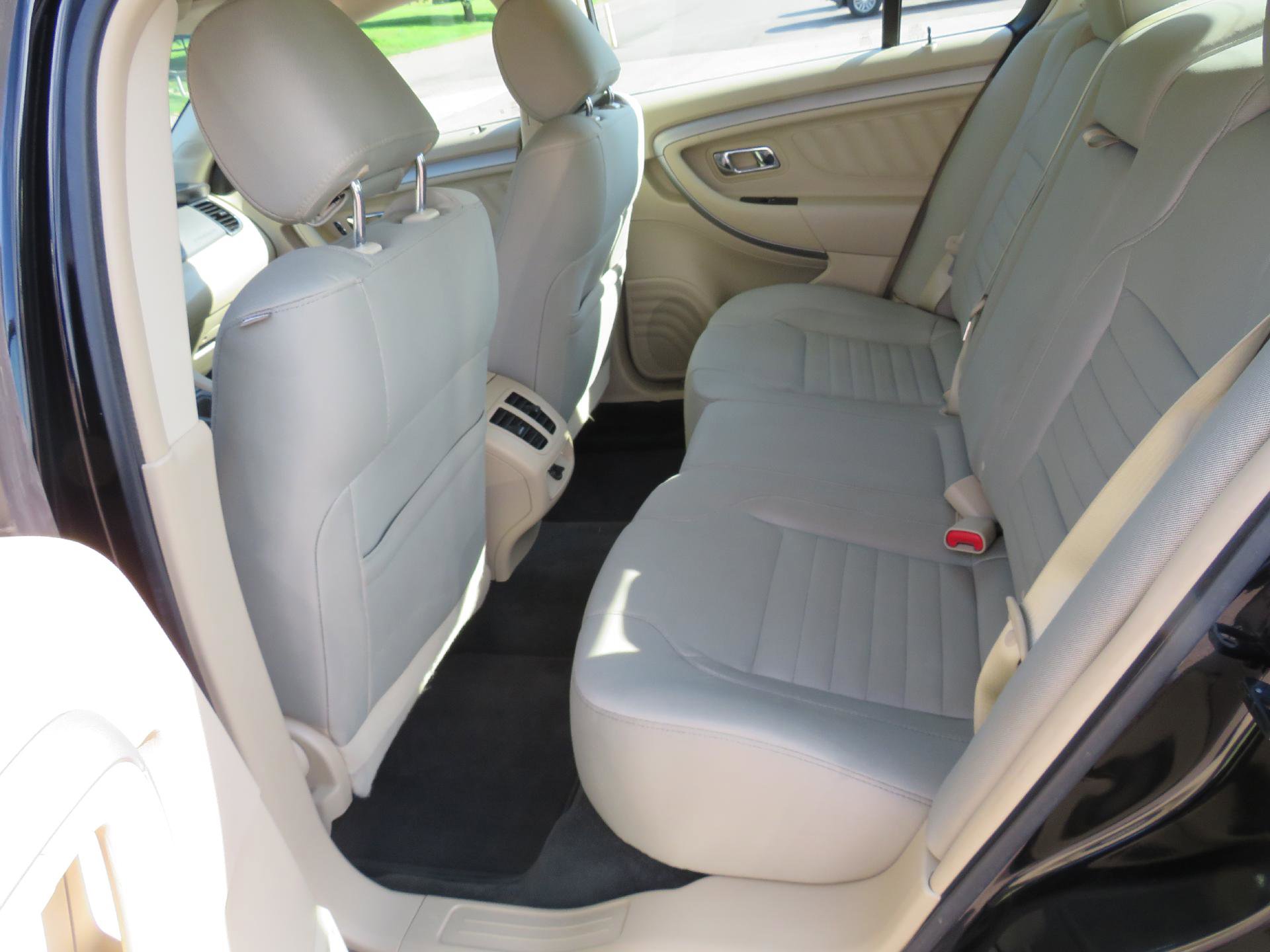 Used 2017 Ford Taurus SE image 7