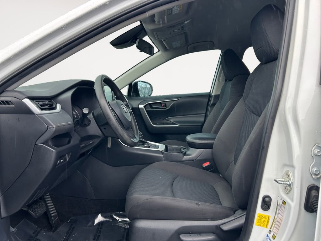 Used 2021 Toyota RAV4 LE image 15