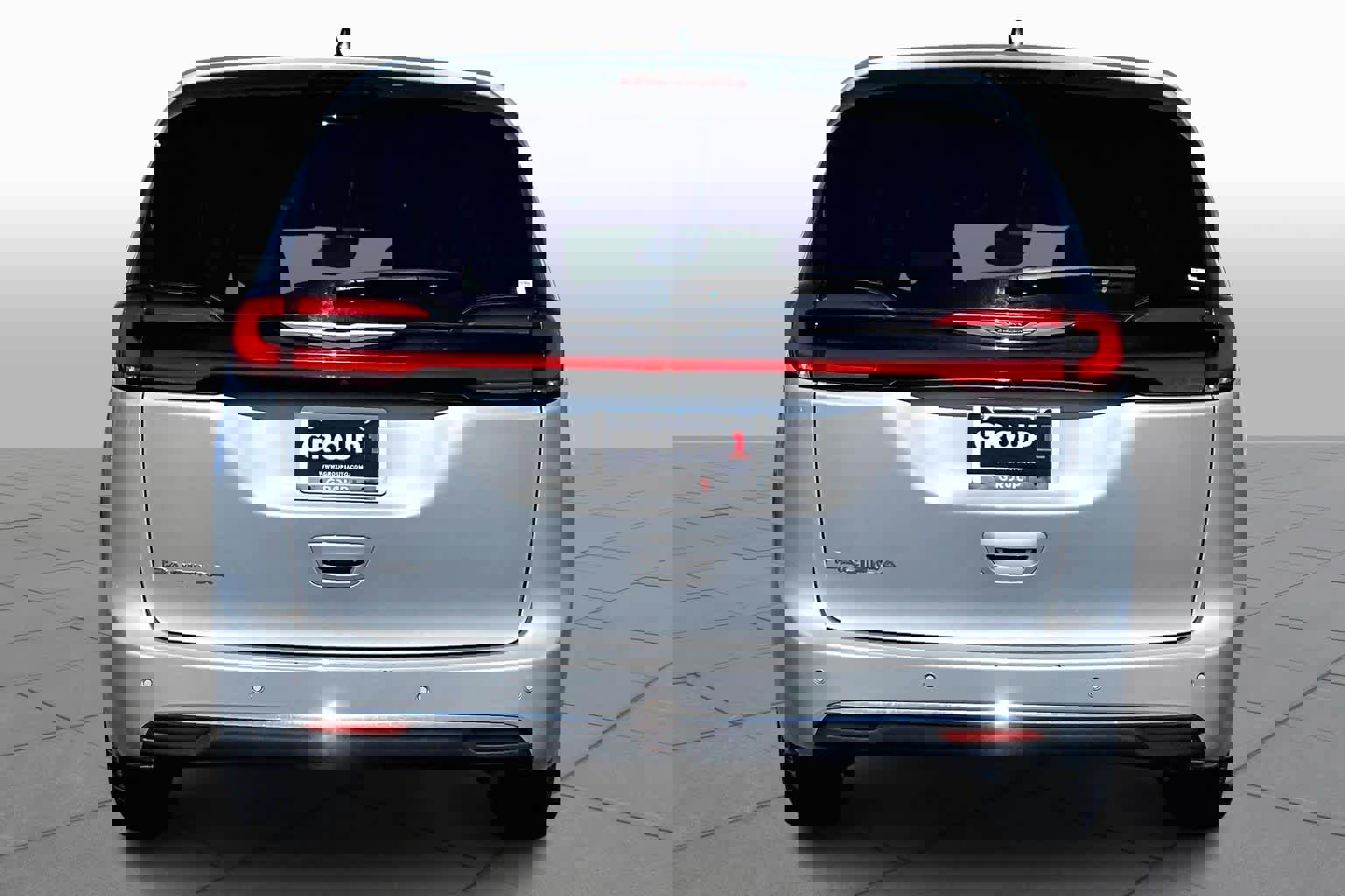 Used 2023 Chrysler Pacifica Touring-L image 4