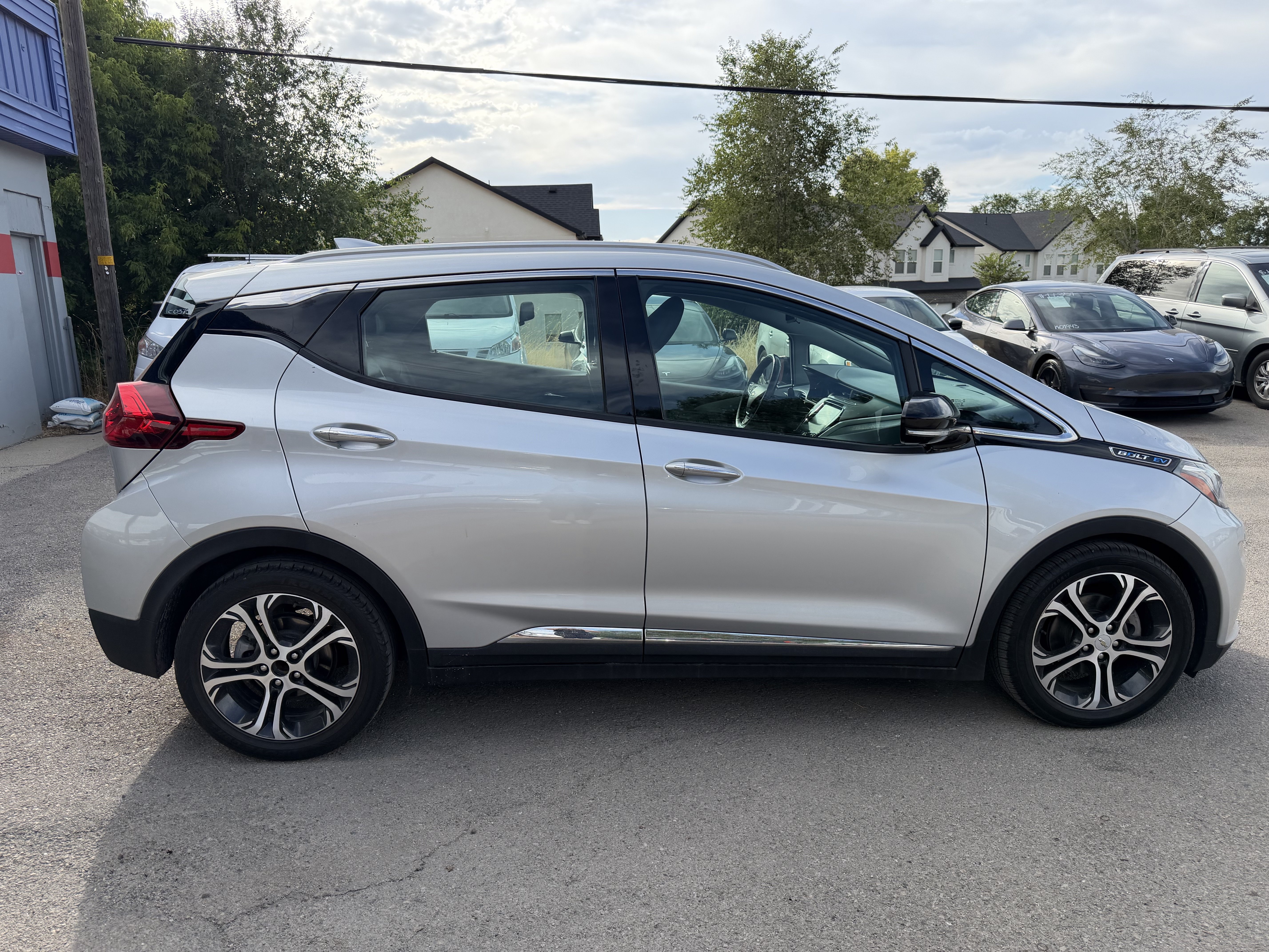 Used 2019 Chevrolet Bolt Premier w/ Infotainment Package FWD image 7