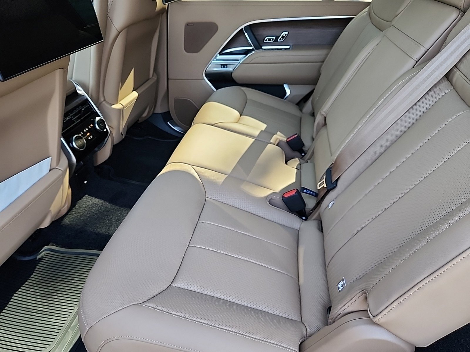 New 2025 Land Rover Range Rover Long Wheelbase SE image 5