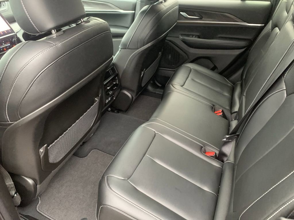 Used 2024 Jeep Grand Cherokee Limited image 13