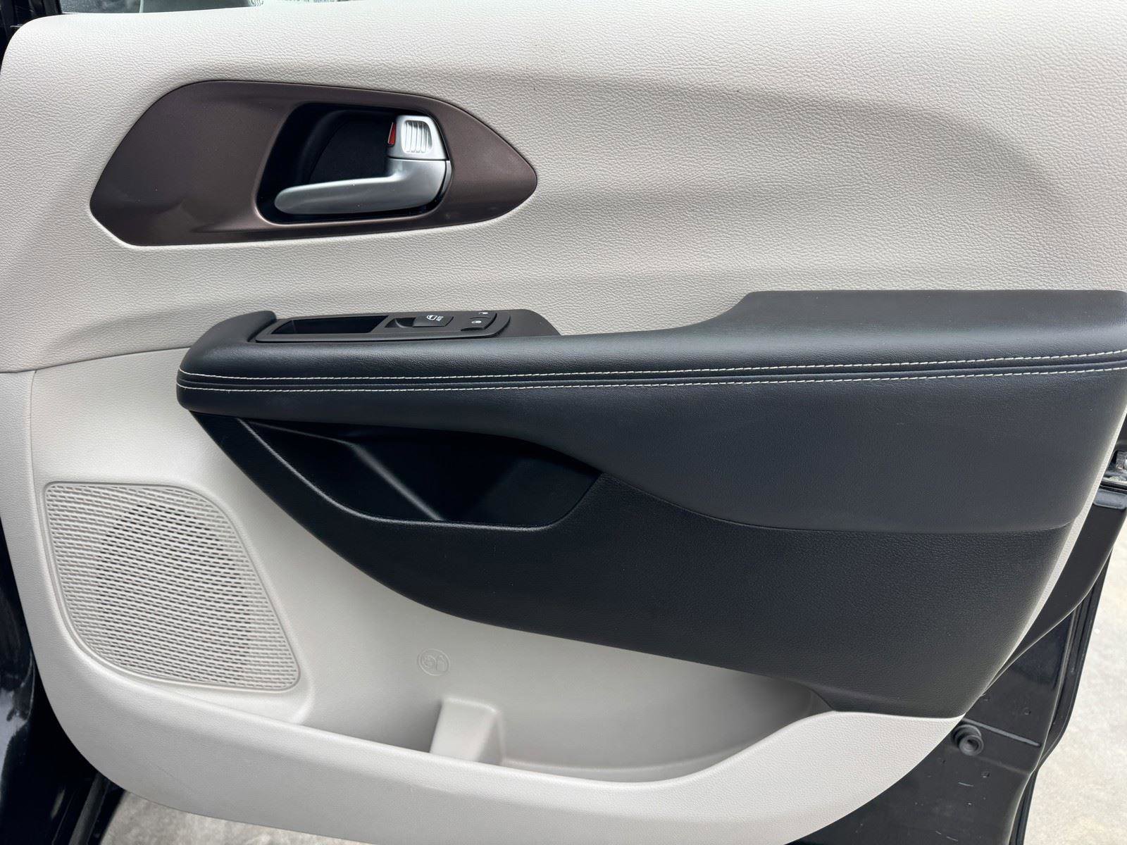 Used 2023 Chrysler Voyager LX image 8