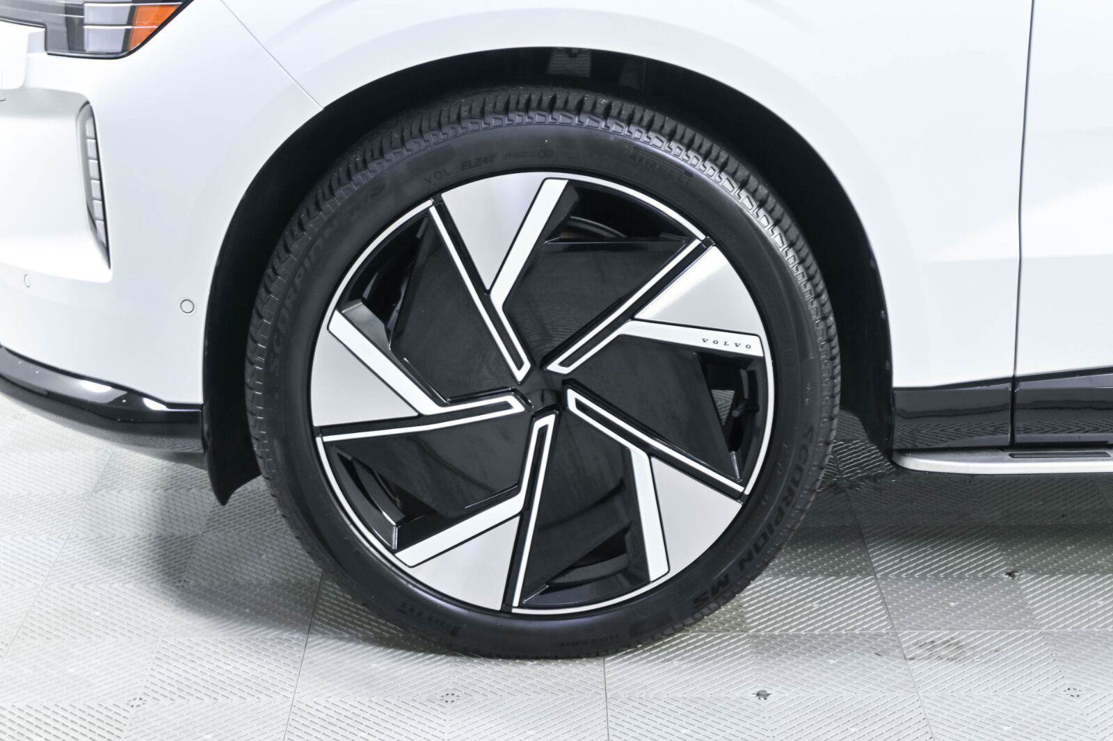 Used 2025 Volvo EX90 Ultra AWD/4WD image 40