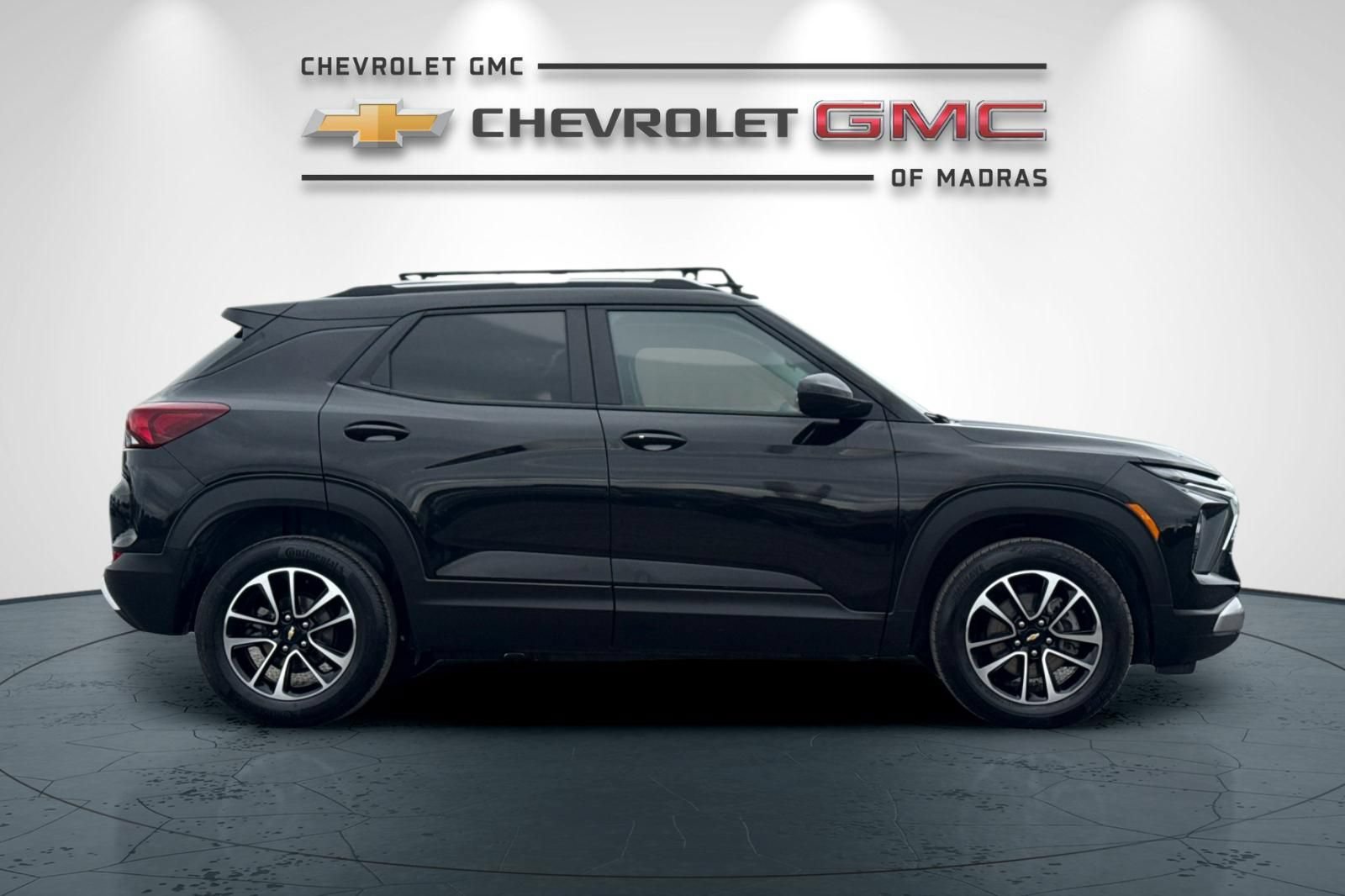 Used 2025 Chevrolet TrailBlazer LT AWD/4WD image 2