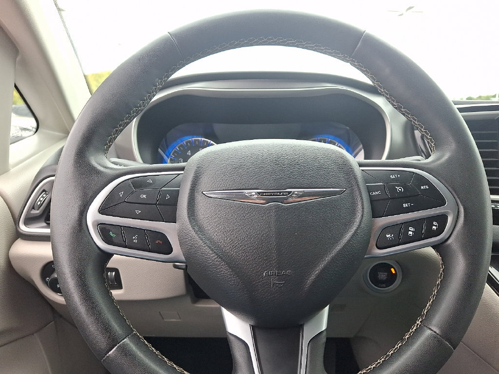 Used 2023 Chrysler Pacifica Touring-L FWD image 18