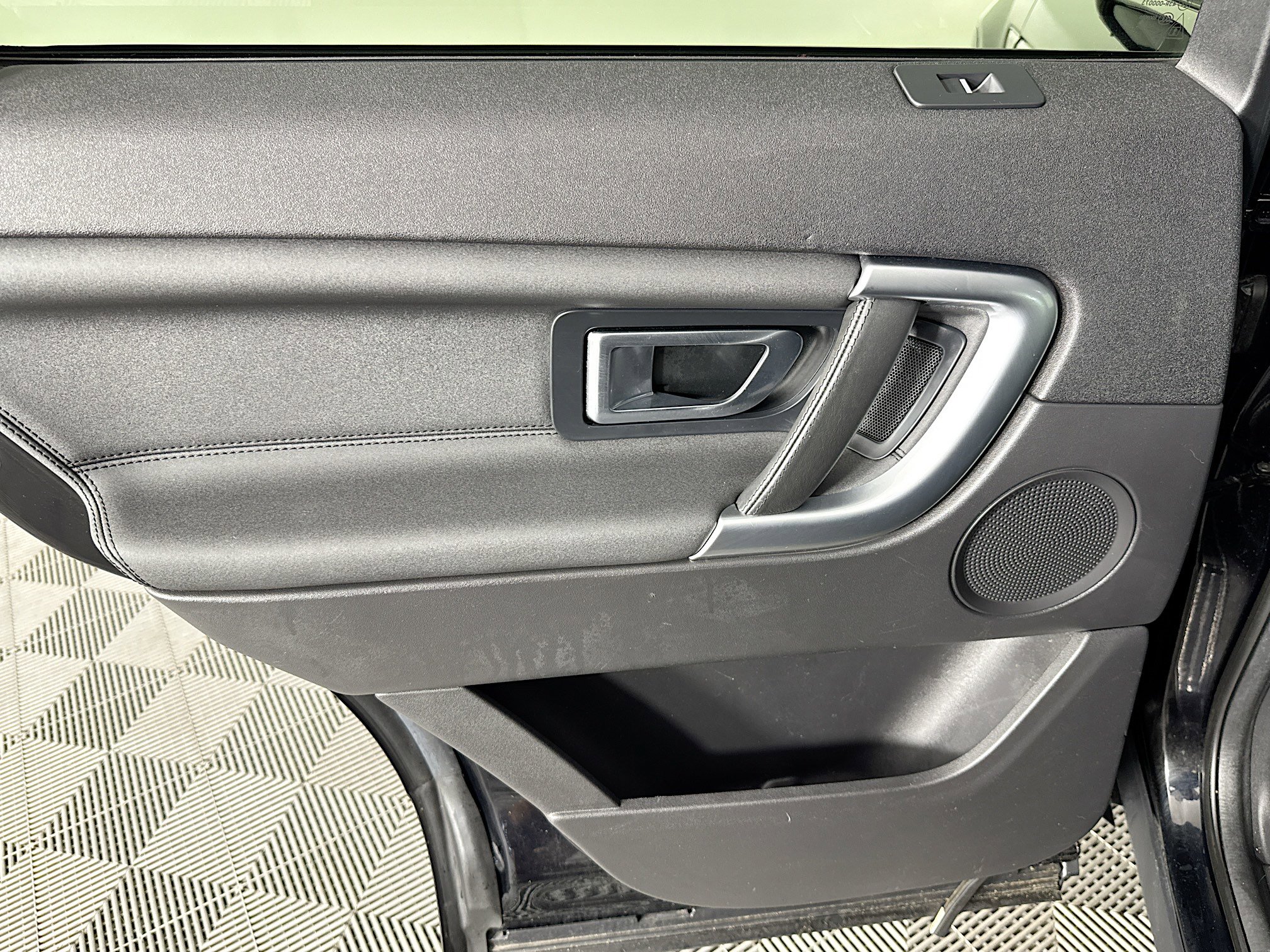 Used 2018 Land Rover Discovery Sport HSE image 25