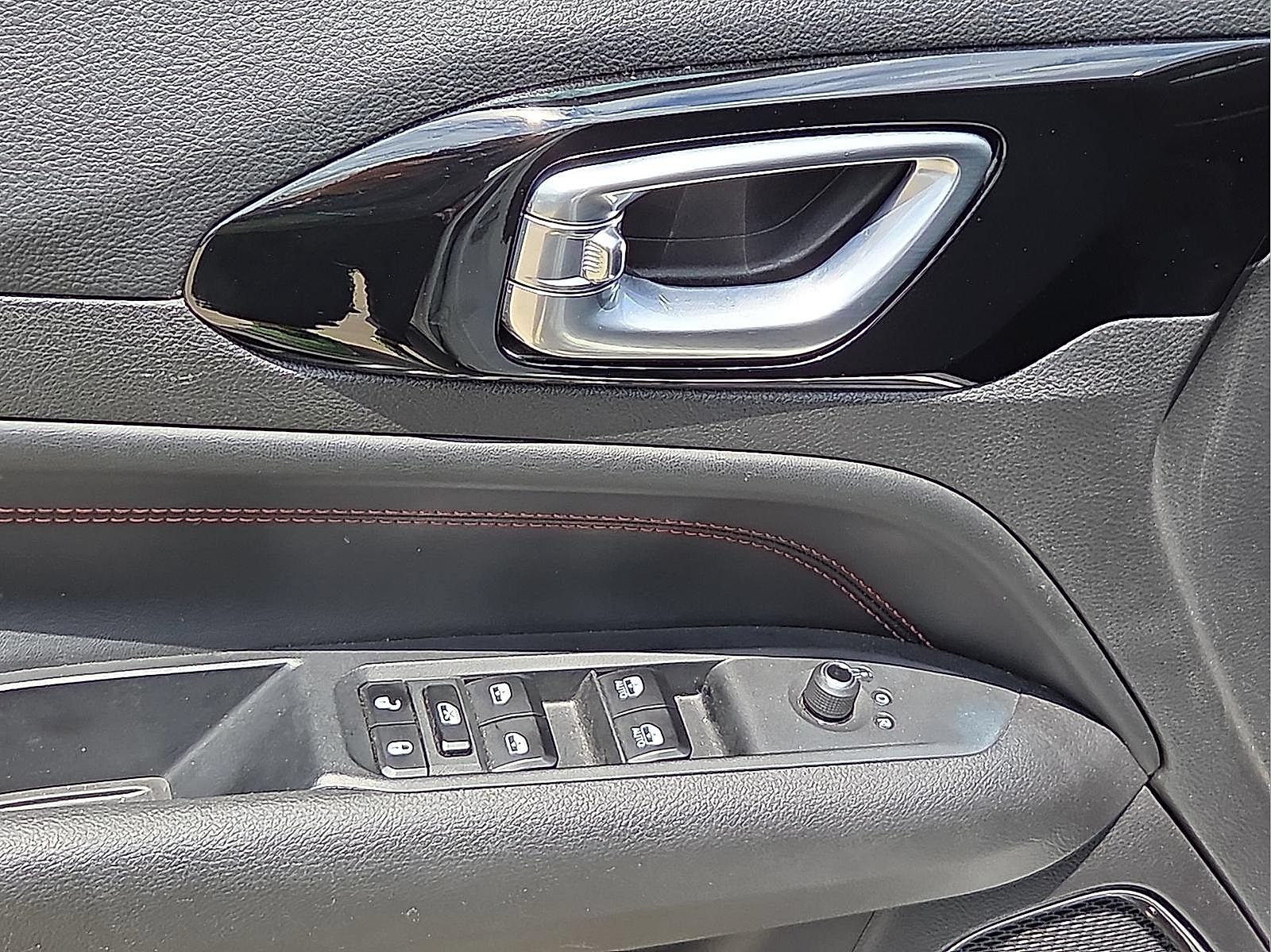 Used 2025 Jeep Compass Trailhawk AWD/4WD image 13