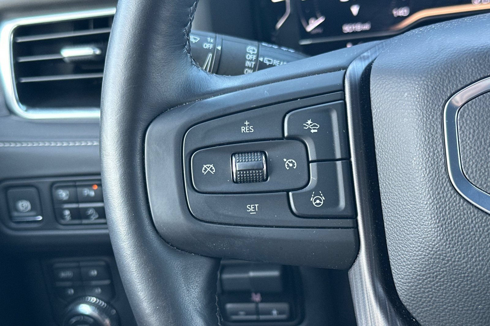Used 2024 GMC Yukon XL Denali Ultimate AWD/4WD image 35