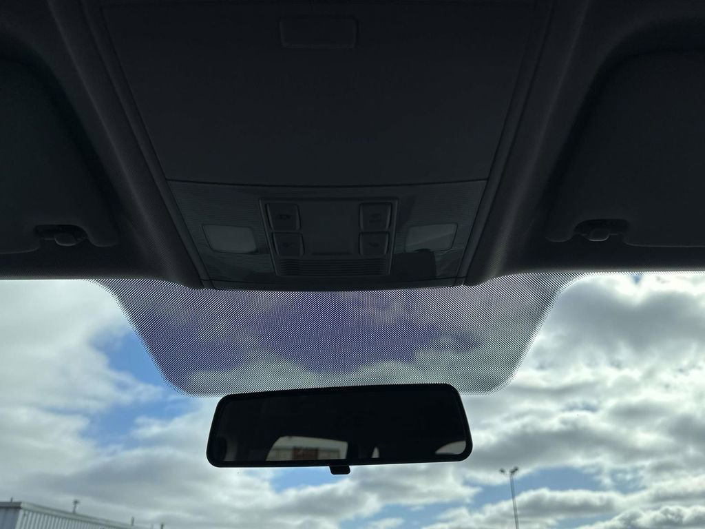 Used 2022 Volkswagen Taos SE image 32