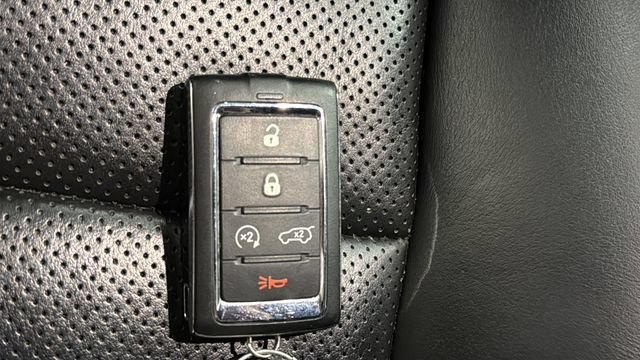 Used 2022 Jeep Grand Cherokee Overland w/ Luxury Tech Group IV AWD/4WD image 20