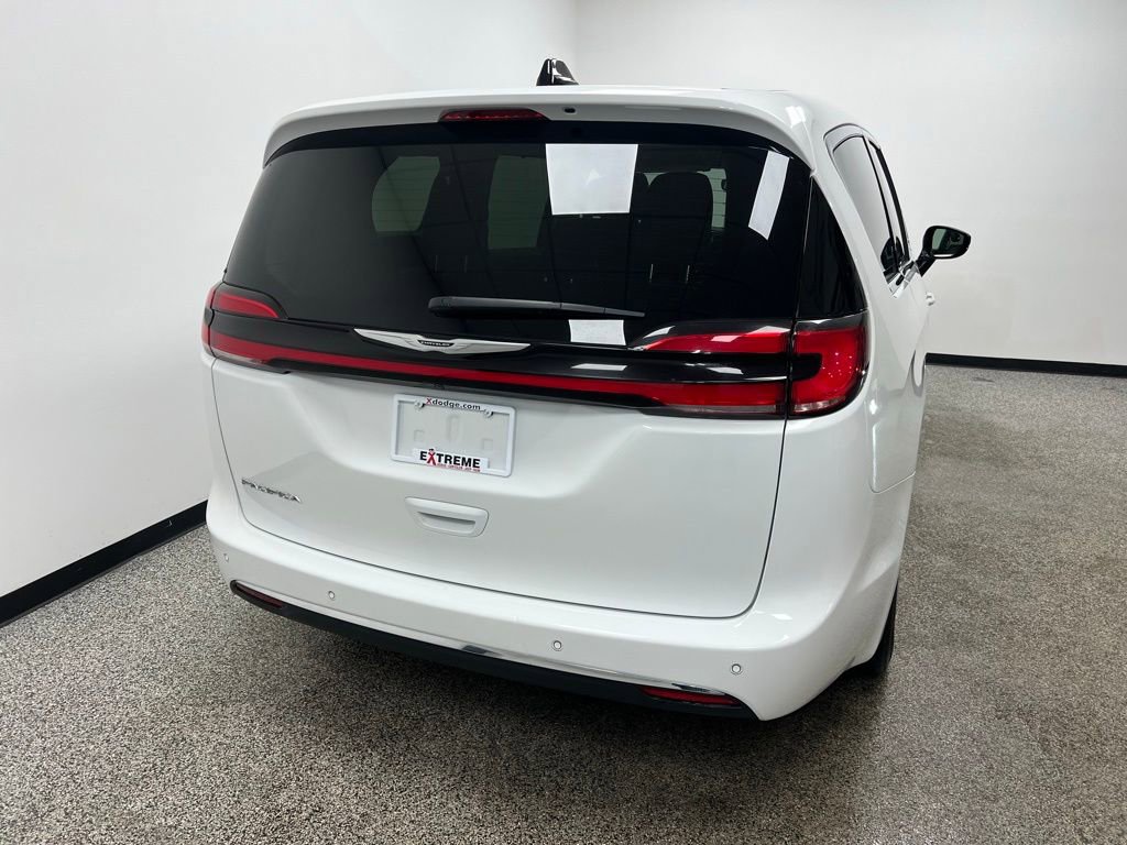 Used 2024 Chrysler Pacifica Touring-L image 7