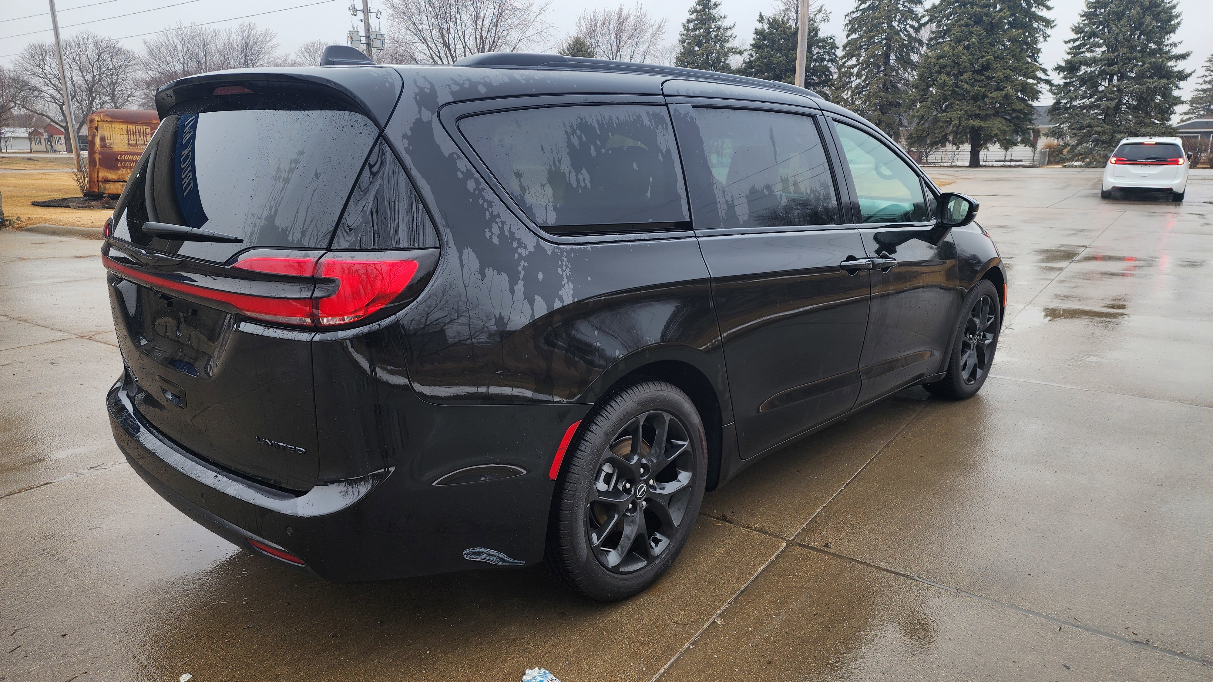 Used 2026 Chrysler Pacifica Limited w/ S Appearance Package image 4