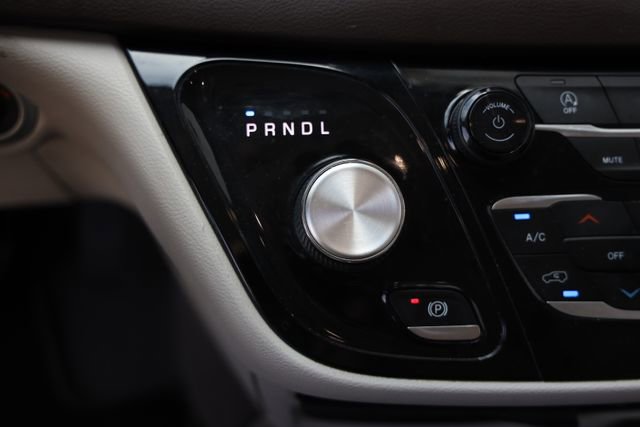 Used 2018 Chrysler Pacifica Touring-L w/ Tire & Wheel Group FWD image 23