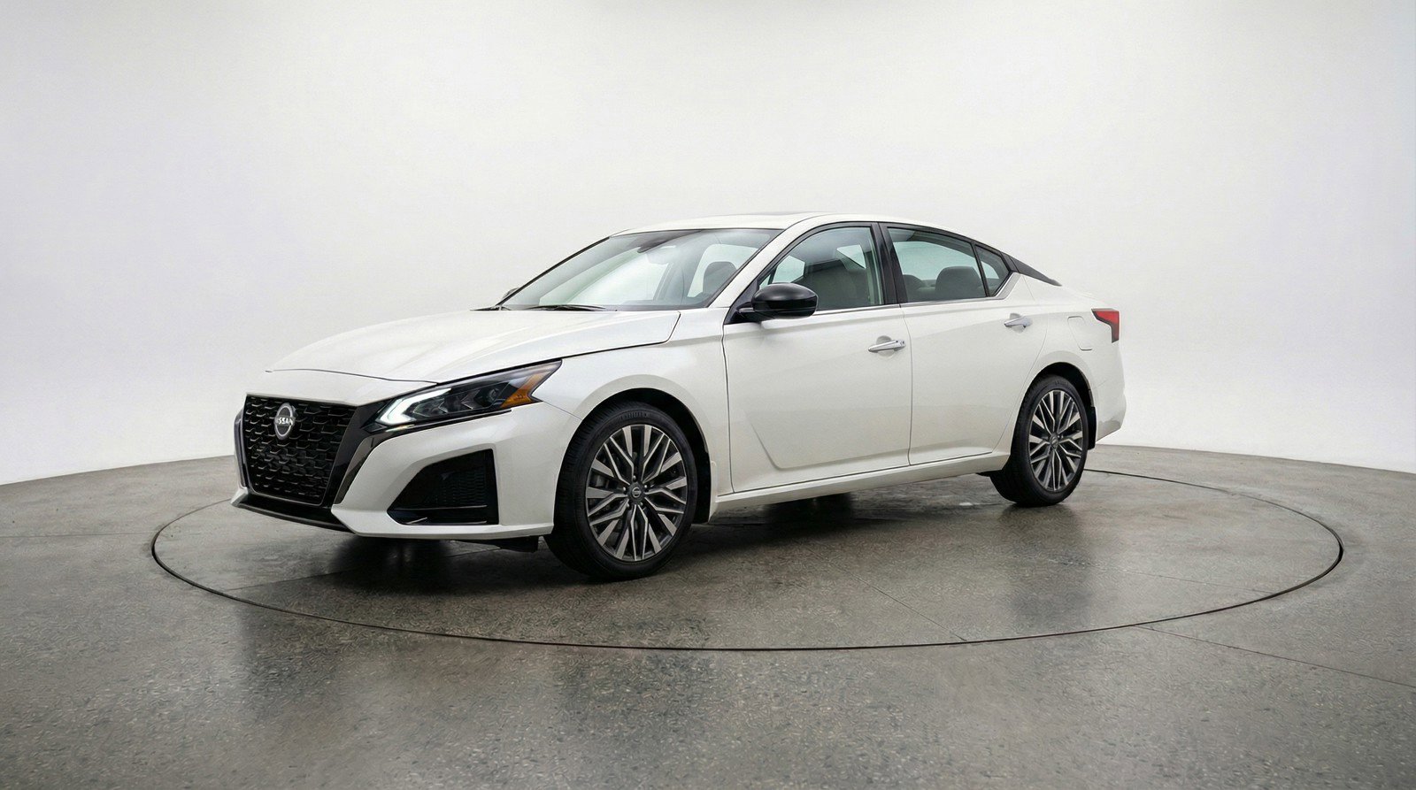 Used 2025 Nissan Altima 2.5 SV FWD image 3