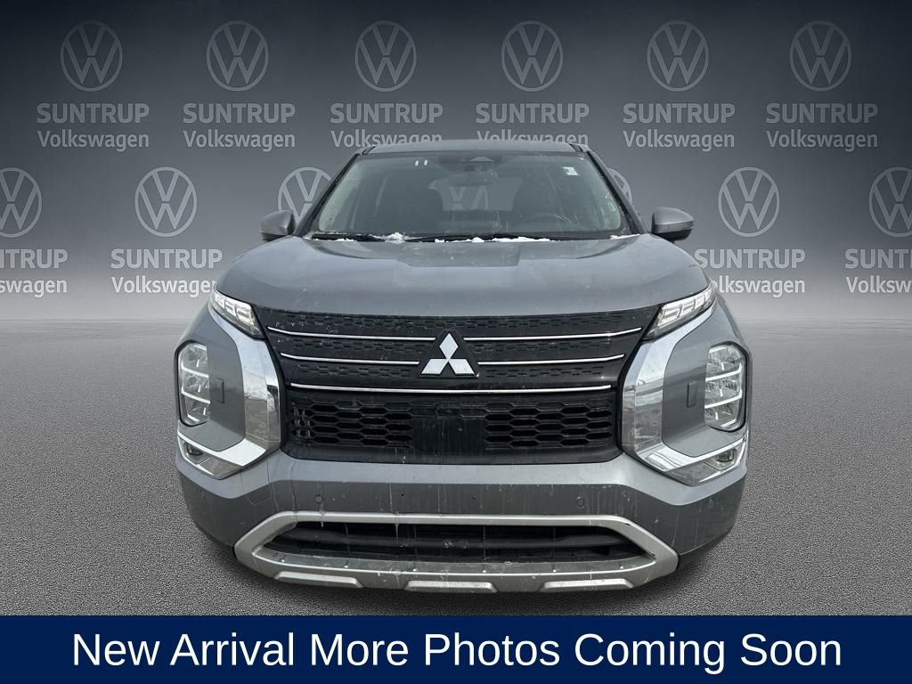 Used 2024 Mitsubishi Outlander SE image 2
