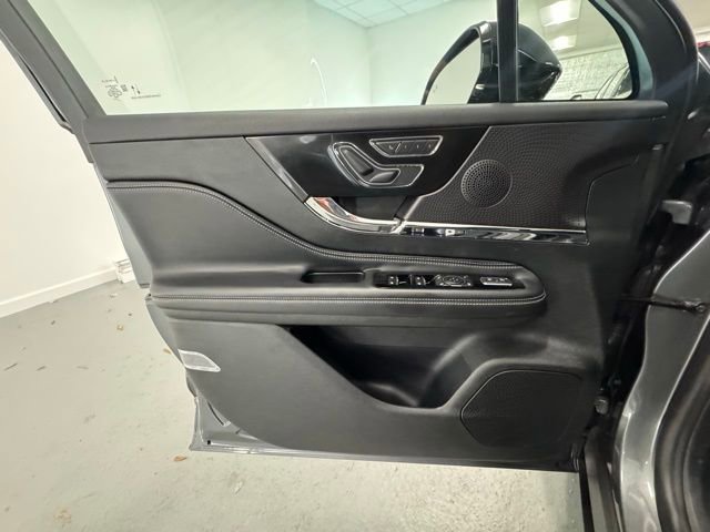 Used 2025 Lincoln Corsair Premiere image 13