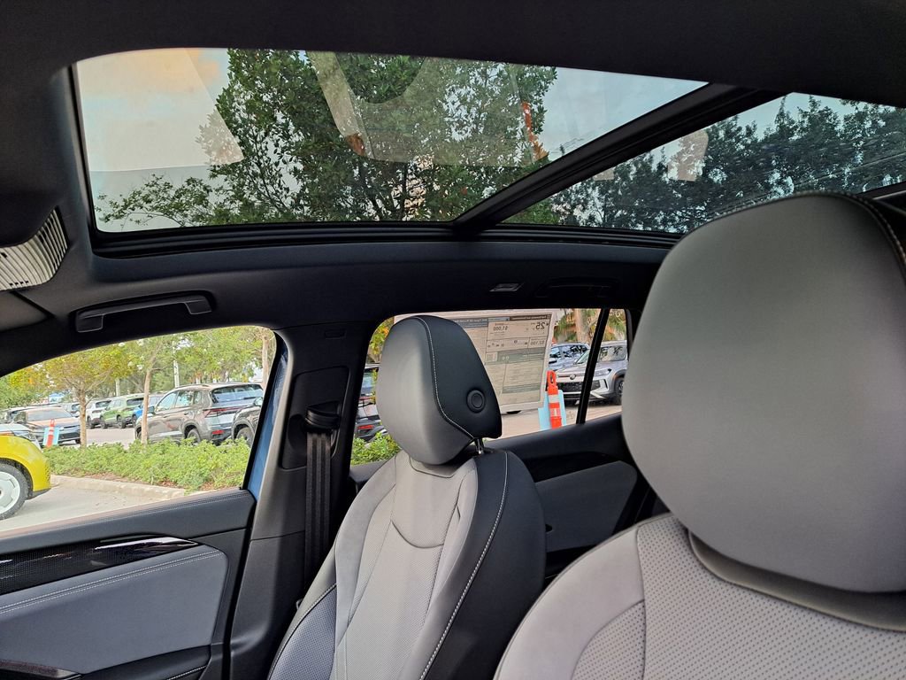 New 2026 Volkswagen Tiguan SE R-Line image 8