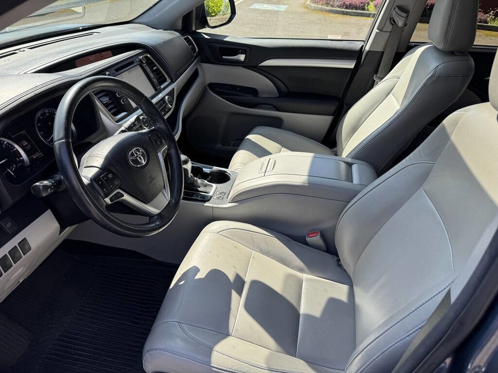 Used 2017 Toyota Highlander XLE image 16
