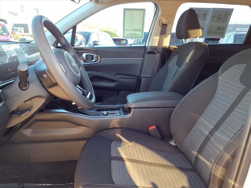 Certified 2025 Kia Sorento LX image 9