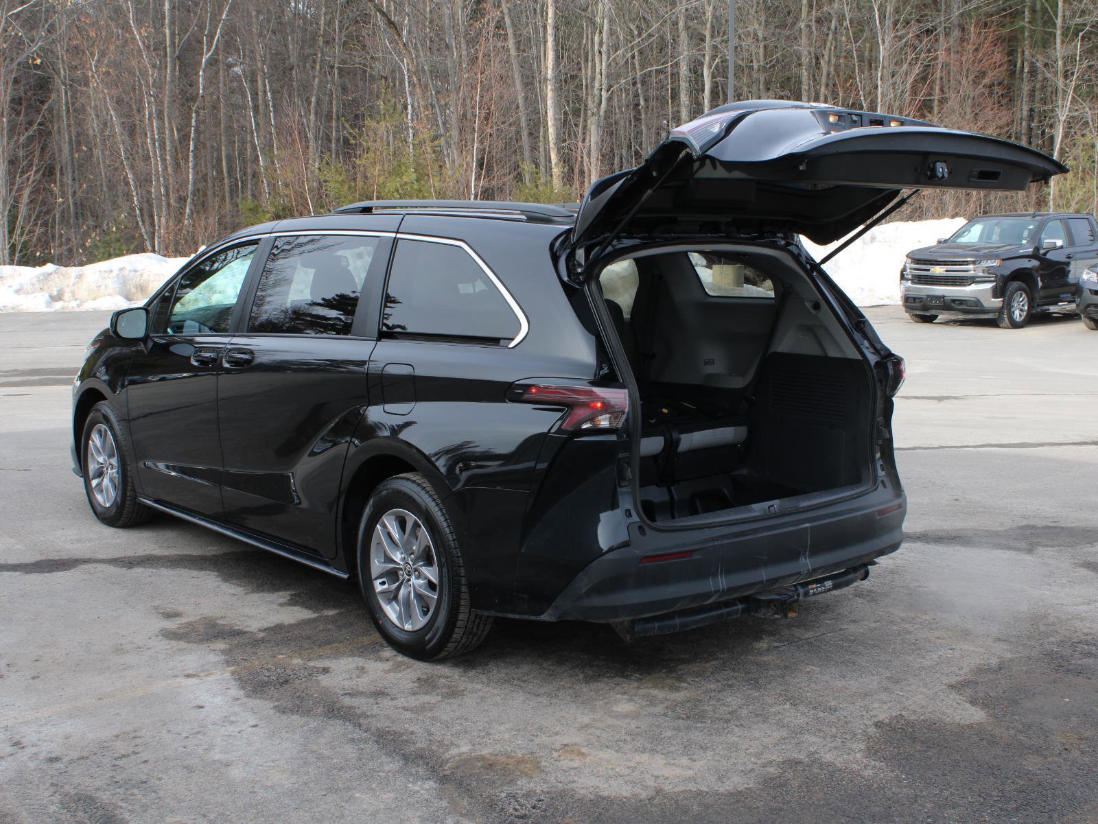 Used 2024 Toyota Sienna LE w/ LE Plus Package image 7