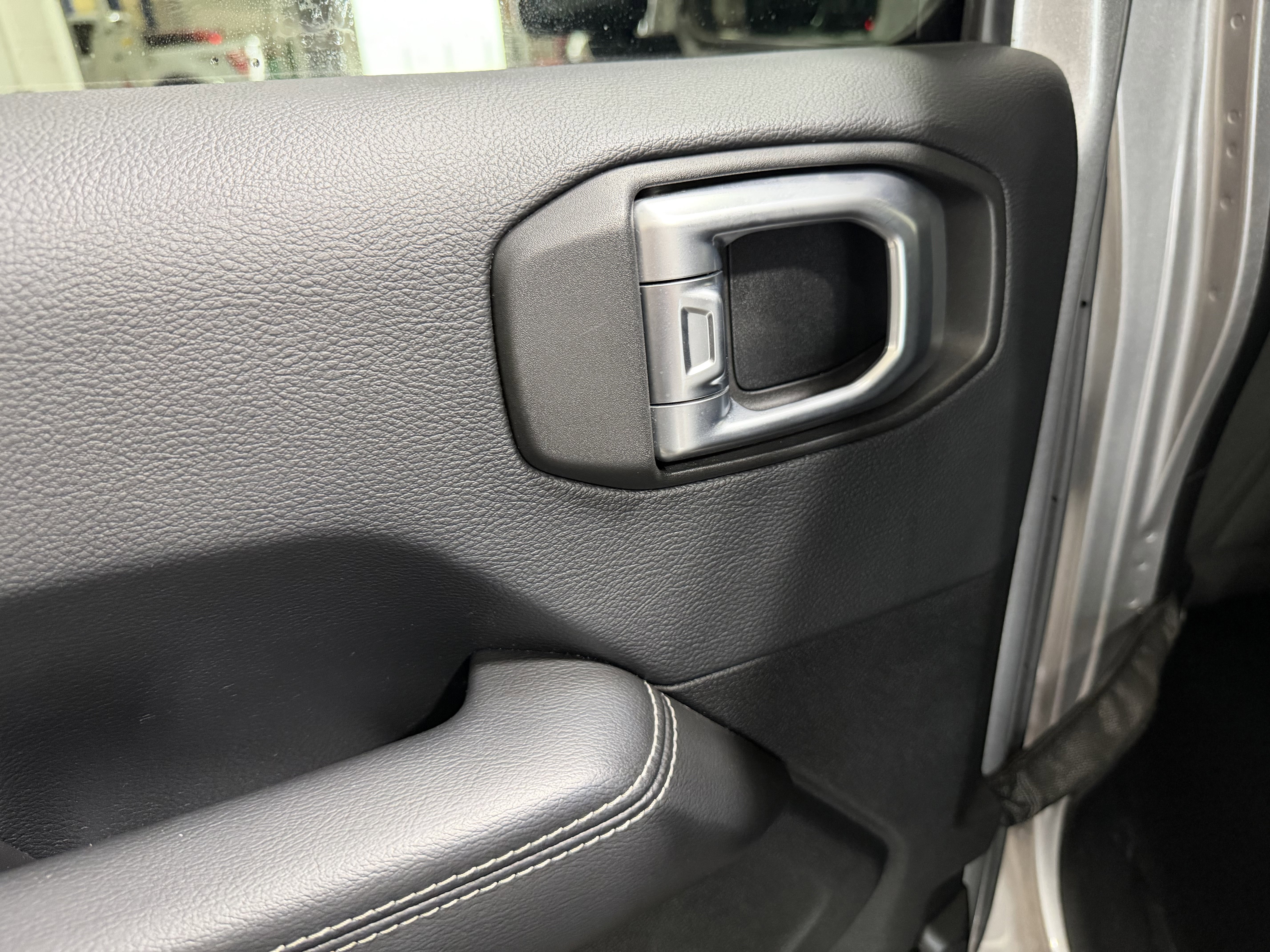Used 2018 Jeep Wrangler Unlimited Sahara image 28