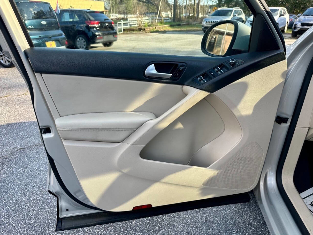 Used 2013 Volkswagen Tiguan SE image 11