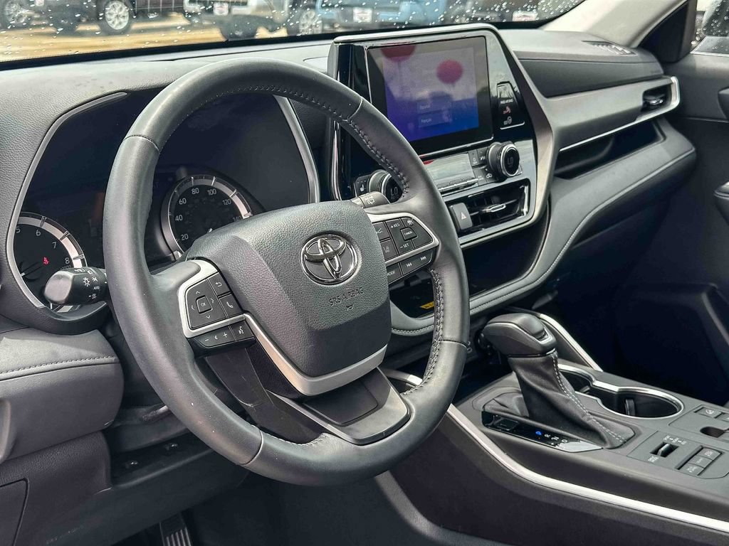 Used 2023 Toyota Highlander XLE AWD/4WD image 12