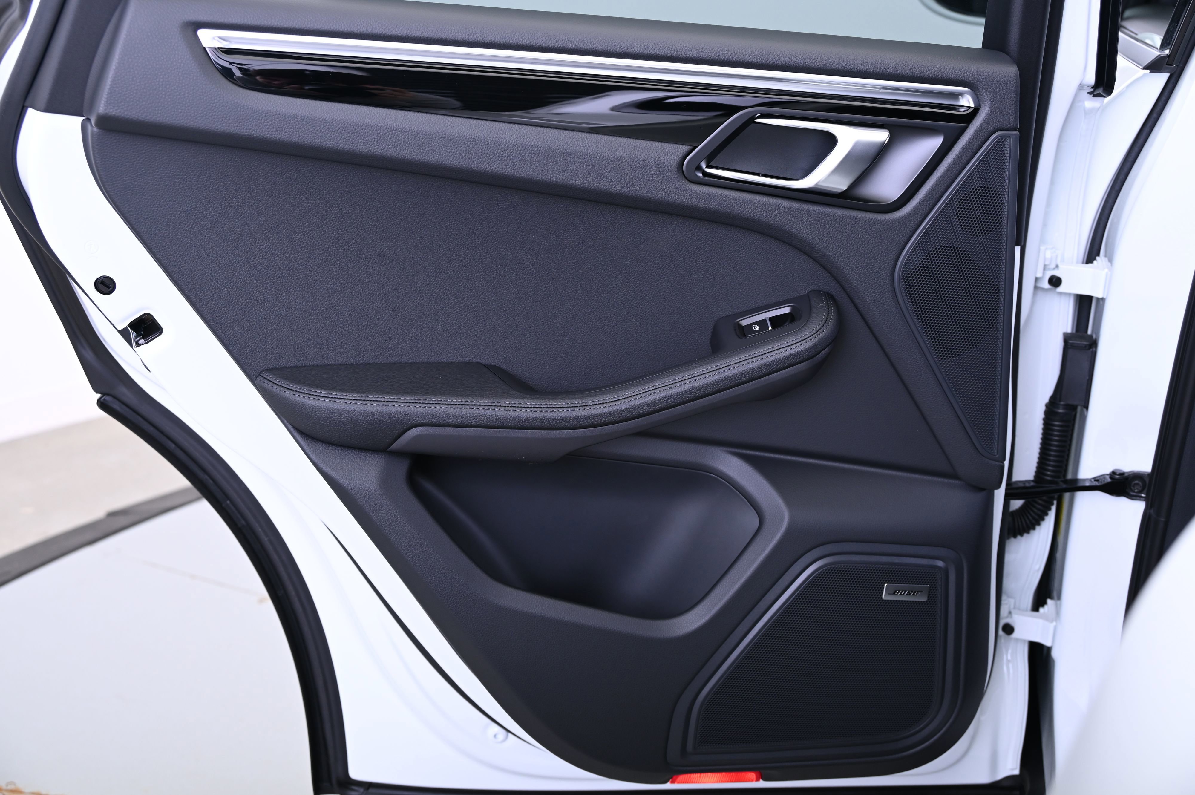 Certified 2025 Porsche Macan image 30