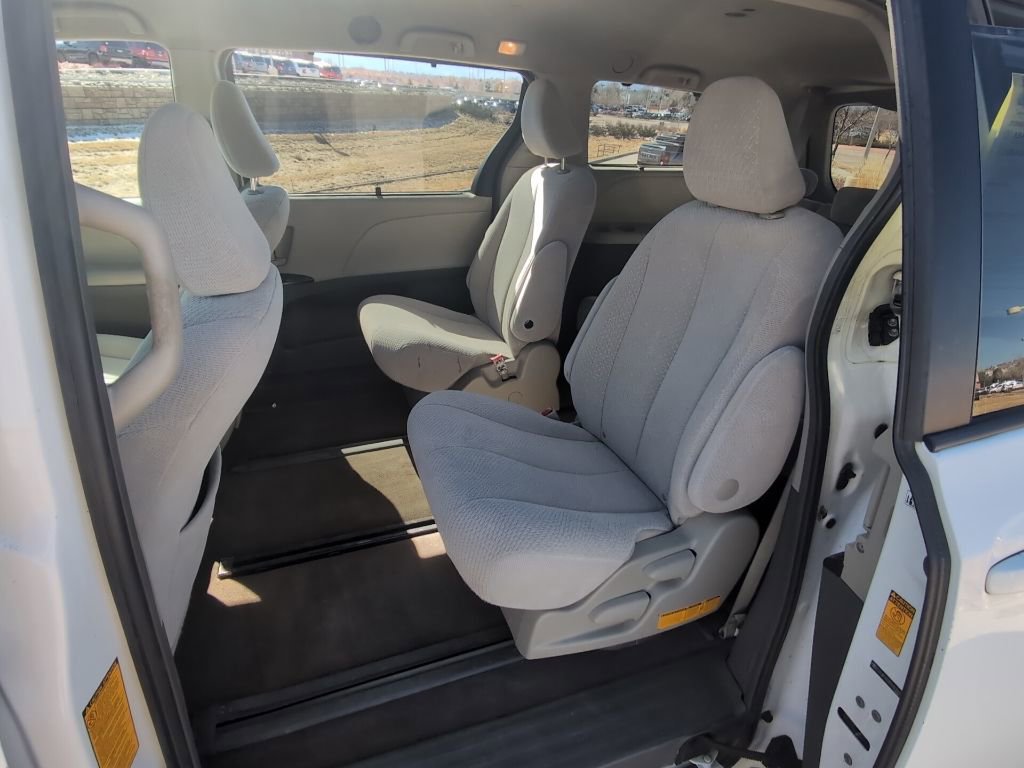 Used 2013 Toyota Sienna LE w/ Towing Pkg image 25