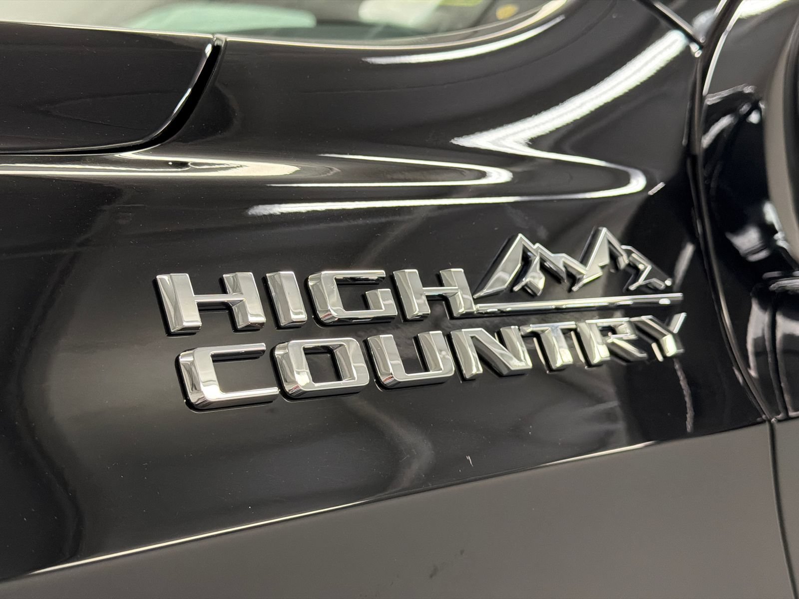 Used 2025 Chevrolet Suburban High Country AWD/4WD image 16