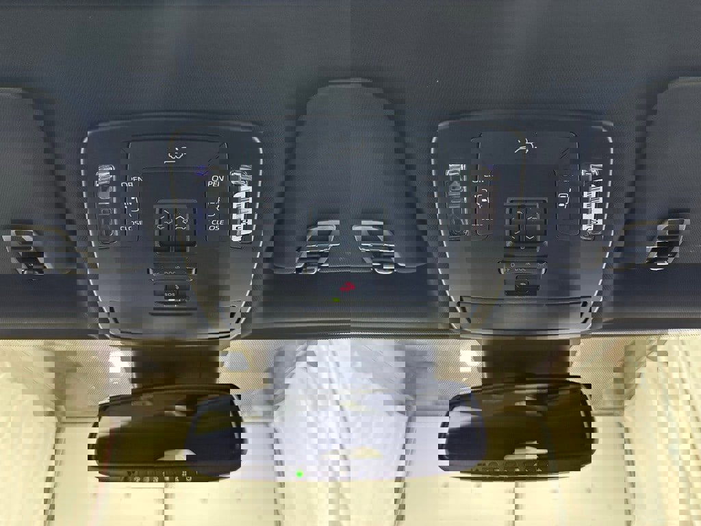 Used 2025 Toyota Sienna XSE image 43