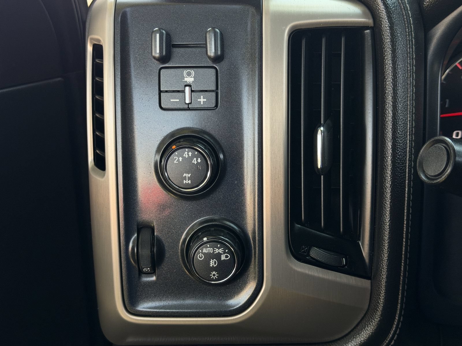 Used 2015 GMC Sierra 2500 Denali w/ Driver Alert Package AWD/4WD image 23